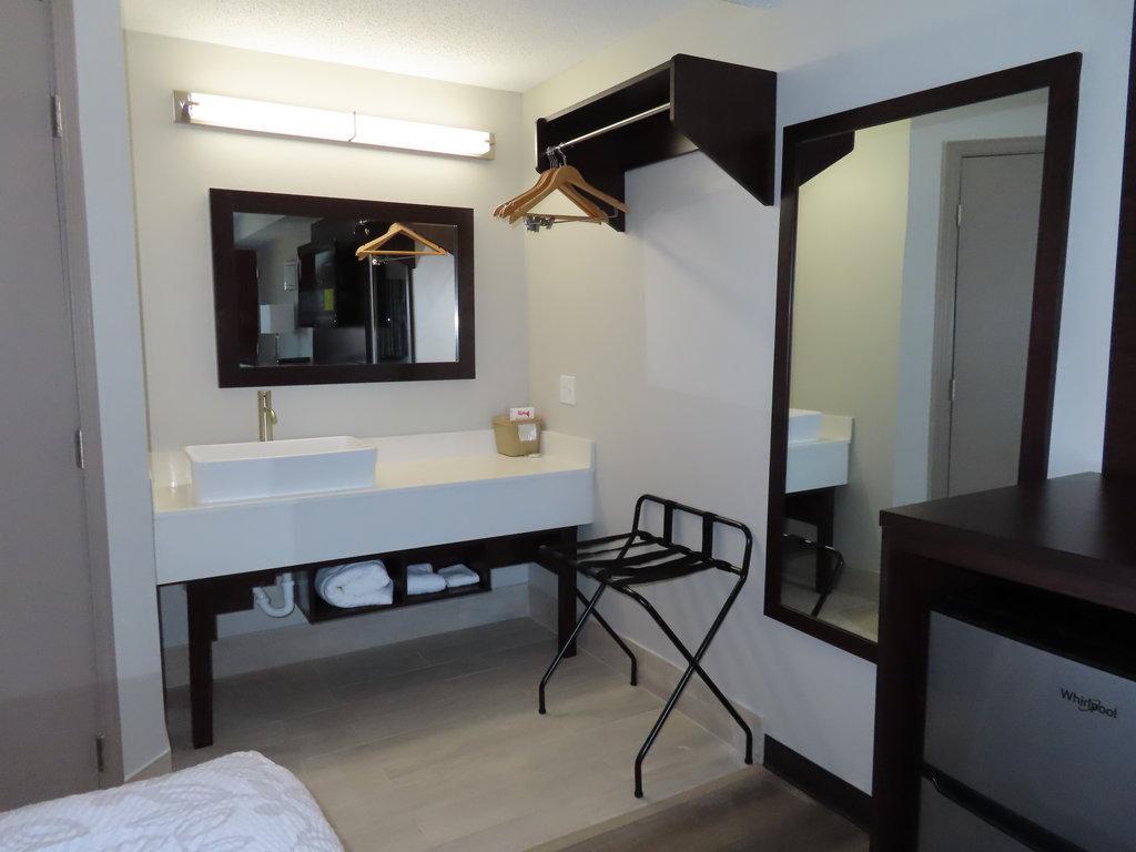 Red Roof Plus+ & Suites Erie Luaran gambar