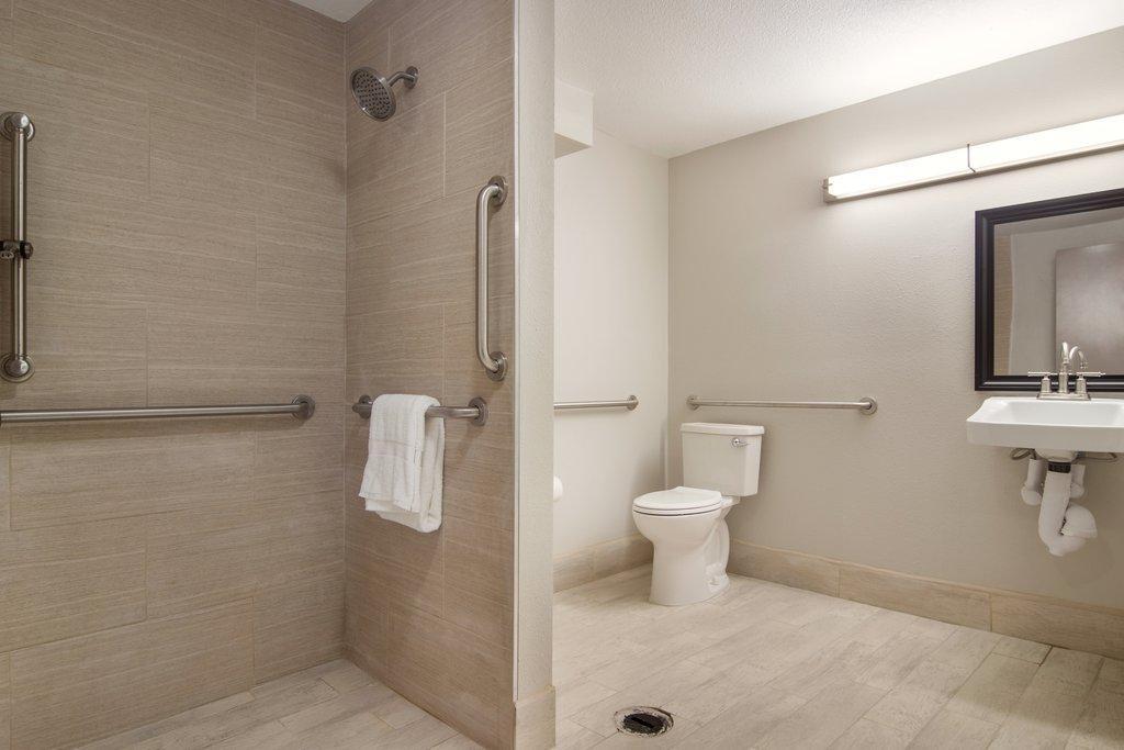 Red Roof Plus+ & Suites Erie Luaran gambar